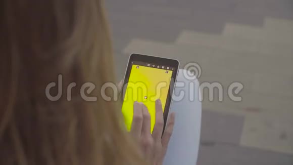 年轻女子的双手在智能手机上贴视频的预览图