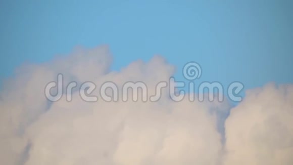 时光流逝白云在背景蓝天上云如白烟视频的预览图