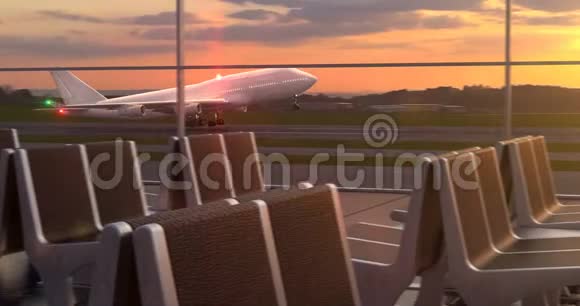 飞机起飞迎着从候机室窗户看到的风景日落视频的预览图