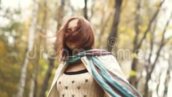 快乐的年轻女子正在跳舞走在秋天的公园里视频的预览图
