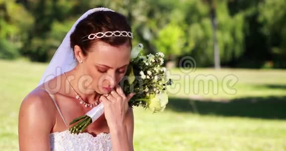 愤怒的新娘坐在草地上视频的预览图