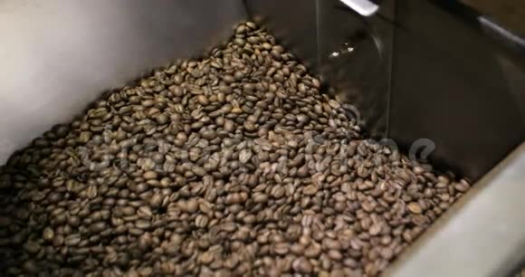 咖啡豆掉在一个工厂车间里视频的预览图