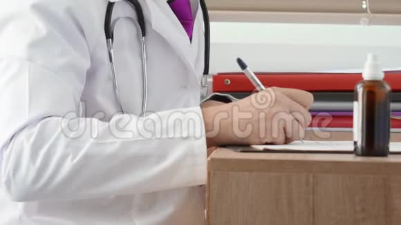 抓紧书写医用rx处方他内阁里的医生视频的预览图