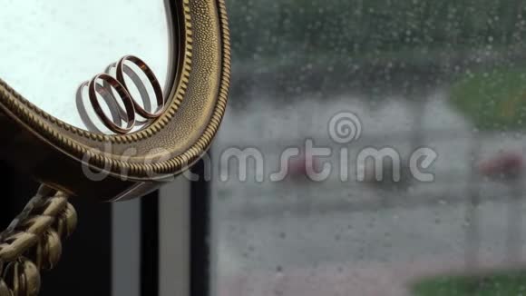 结婚戒指在镜子前视频的预览图