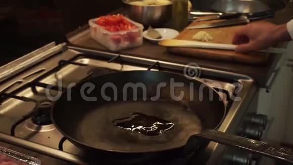 在煎锅上煮肉视频的预览图