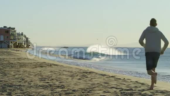 人在海滩上奔跑视频的预览图