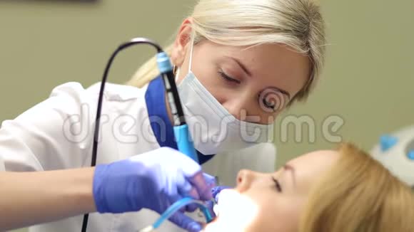 牙医在牙科诊所工作的肖像视频的预览图