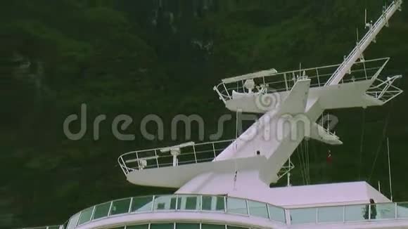 大游轮上的白色雷达在被绿色森林覆盖的山脉上航行视频的预览图