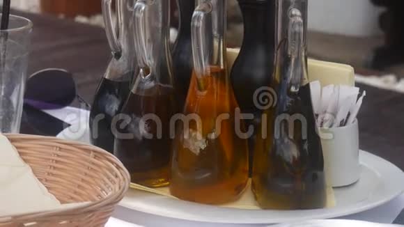 在黑山的一家捕鱼咖啡馆里有调料的瓶子软木塞视频的预览图