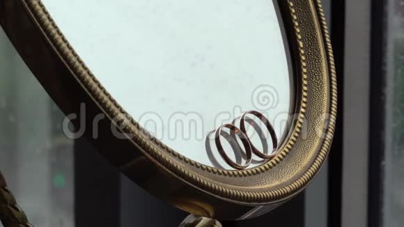 结婚戒指在镜子前视频的预览图