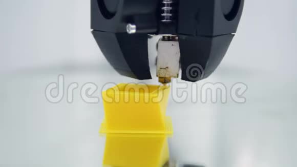 3D打印用塑料丝丝在3D打印机上打印特写镜头视频的预览图
