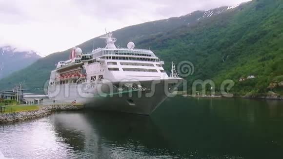 在绿林覆盖的山脉上的大白客船的景色自然景观视频的预览图