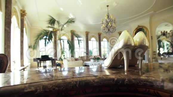 酒店客房提供金色女鞋视频的预览图