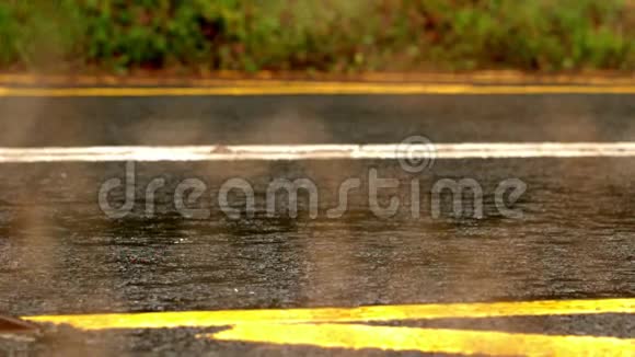 面包车在潮湿的道路上行驶视频的预览图