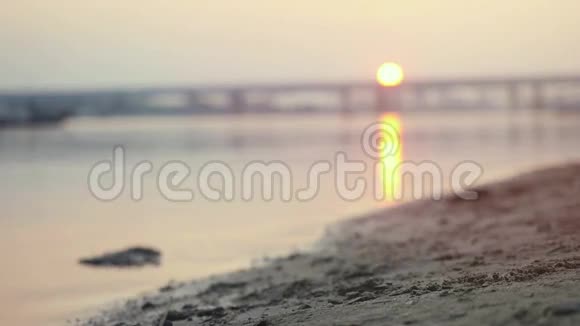 在美丽的夕阳下运动员们在沙滩上缓慢地奔跑1920x1080视频的预览图