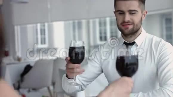 年轻的情侣浪漫的约会在餐厅喝一杯红酒庆祝情人节视频的预览图