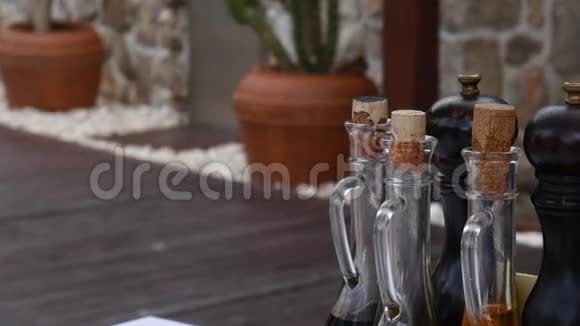 在黑山的一家捕鱼咖啡馆里有调料的瓶子软木塞视频的预览图