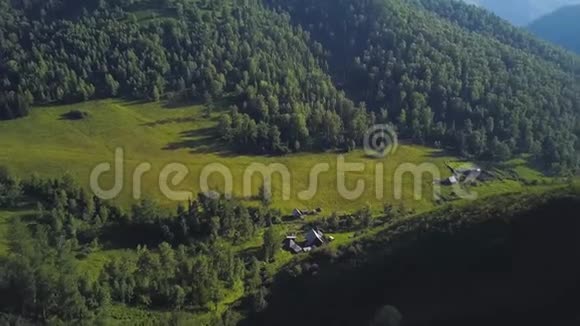 鸟瞰群山中的一个小村庄森林背景山清水秀有一个村庄视频的预览图