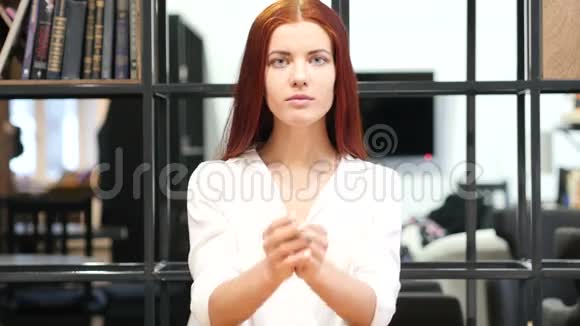女人祈祷宽恕室内视频的预览图