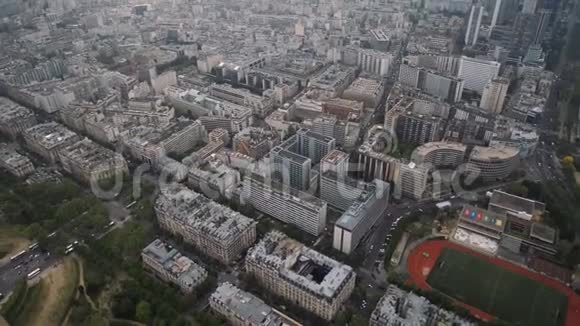 从塞纳河到埃米尔安托万中心的巴黎法国的伊莱德法国的城市景观视频的预览图
