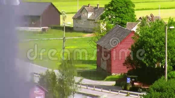 瀑布溅在前面的相机小木屋夏天绿草如茵阿格里莫特上路了视频的预览图