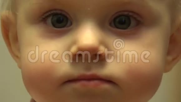 新出生的小女孩笑和有趣特写镜头4K超高清超高清视频的预览图
