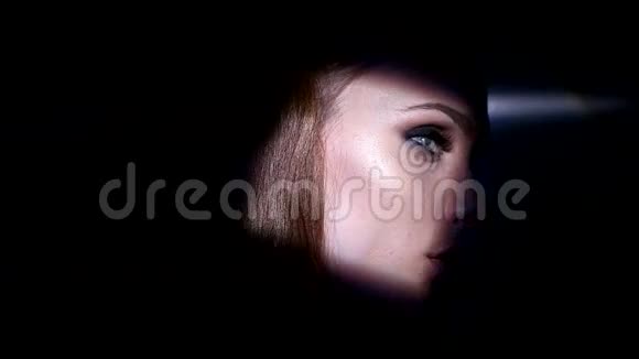 漂亮的深褐色女人蓝眼睛艺术肖像视频的预览图