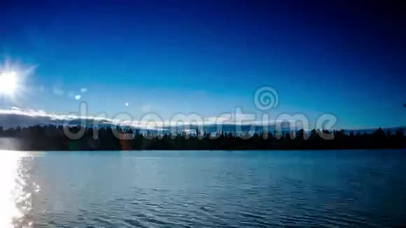 云和太阳在湖上视频的预览图