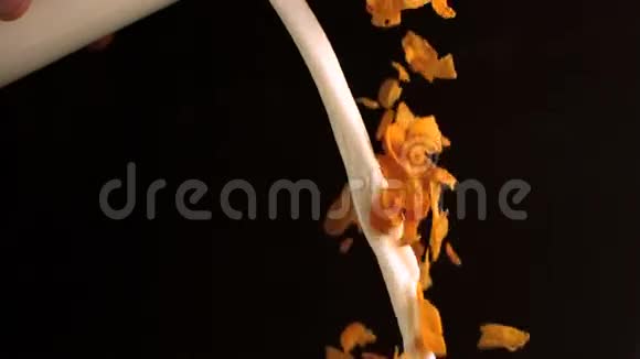 牛奶与谷物混合倒入视频的预览图