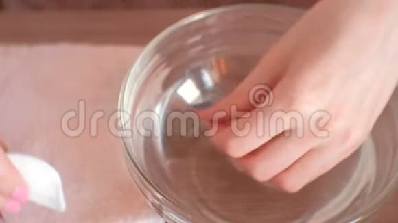女人用尼珀切角质层自己修指甲特写双手视频的预览图