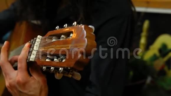 男人在家里弹古典吉他视频的预览图