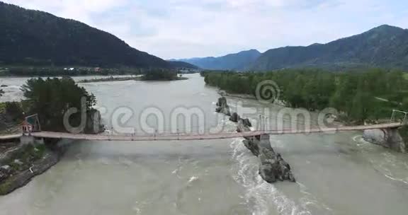 卡屯河大桥在洪水中阿勒泰视频的预览图