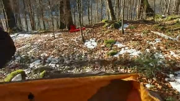 旅游安装把帐篷放在纳的雪林里视频的预览图