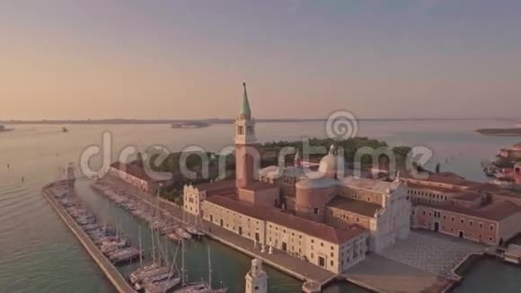 空中无人机飞越大运河壮观的景观钟楼的圣乔玛吉奥教堂视频的预览图