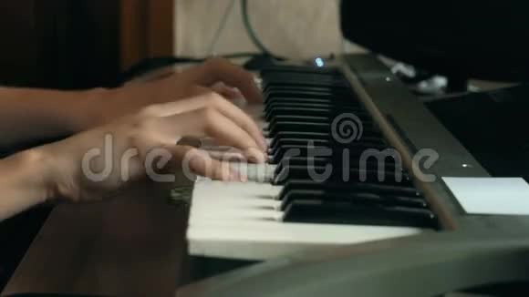 快乐的白种人儿童少年玩电子键盘乐器天才小子视频的预览图