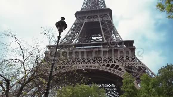 埃菲尔铁塔巴黎法国欧洲夏季春季白天以蓝色观赏著名的旅游景点视频的预览图