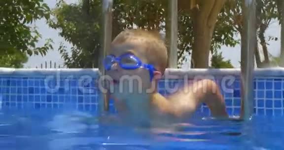 游泳池果戈里的微笑男孩视频的预览图