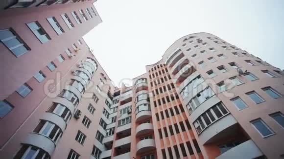 新公寓大楼外部广角全景视频的预览图