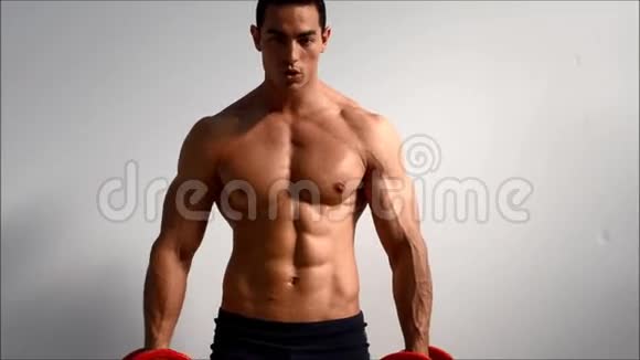 年轻英俊的男性健美训练肱二头肌视频的预览图
