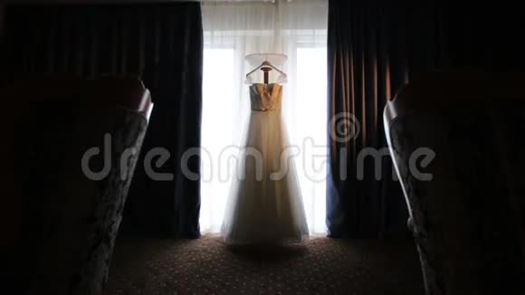 婚纱挂在窗前视频的预览图