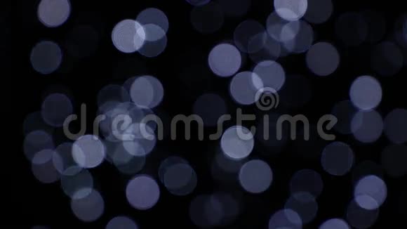 蓝色的节日灯光在黑暗的背景下摇曳视频的预览图