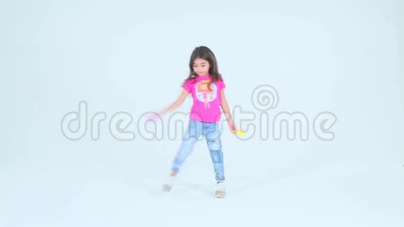 小女孩在白色背景下玩得开心视频的预览图