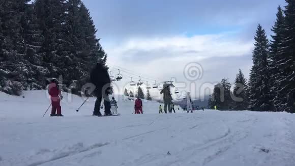 滑雪胜地的场景天气晴朗视频的预览图