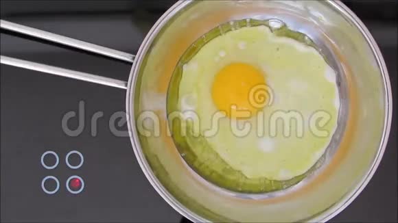 在平底锅中煎鸡蛋的俯视图视频的预览图