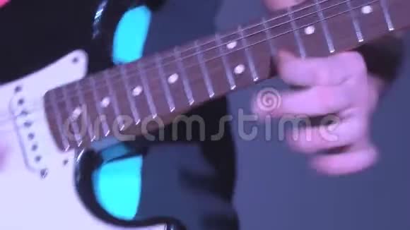 弹电吉他的人视频的预览图