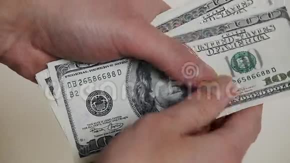 男性手数一百美元钞票的无缝循环视频视频的预览图