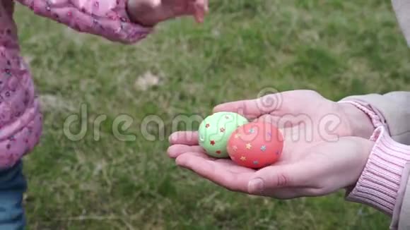 小女孩拿复活节彩蛋视频的预览图