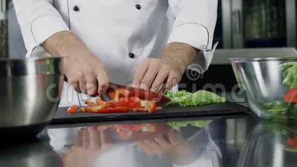 厨师在厨房煮蔬菜切有机食品的特写镜头视频的预览图