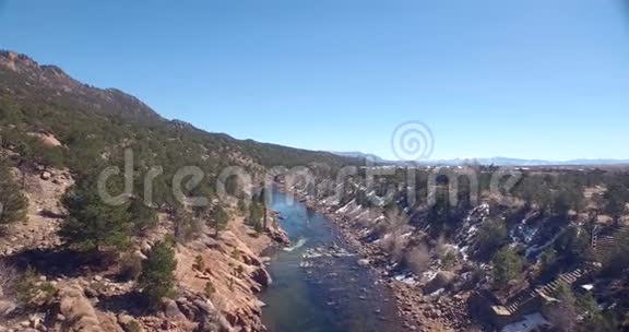 空中河流天桥视频的预览图