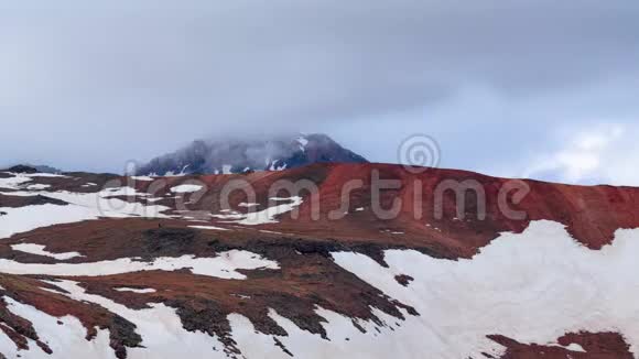 亚美尼亚时间推移阿拉加茨山脉上空的云移视频的预览图